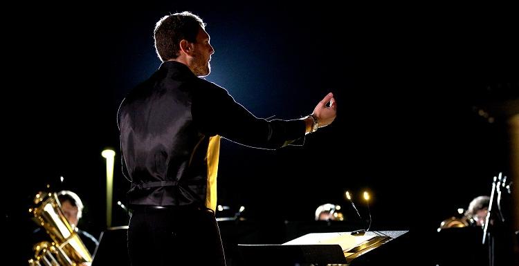 泰勒布兰登, a senior music education major, conducts the performance Thursday evening of two pieces, “Moulton Fanfare and “默尔顿塔 Suite,” he composed as part of his honors thesis.