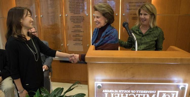 Dr. 艾琳·安恩英, 正确的, is congratulated by USA Trustee Arlene Mitchell, wife of the late Mayer Mitchell. 与她同行的还有负责发展和校友关系的副校长玛格丽特·沙利文. 