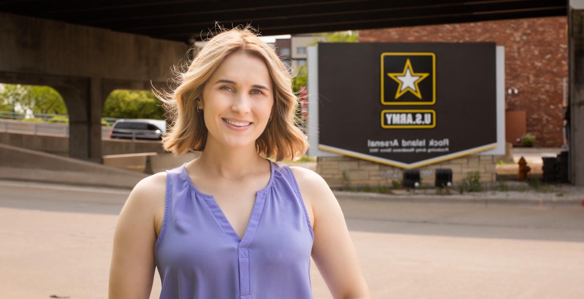 莎拉·帕特森, 2021年毕业于十大彩票网投平台传播学专业, 被评为年度最佳陆军文职摄像师. 