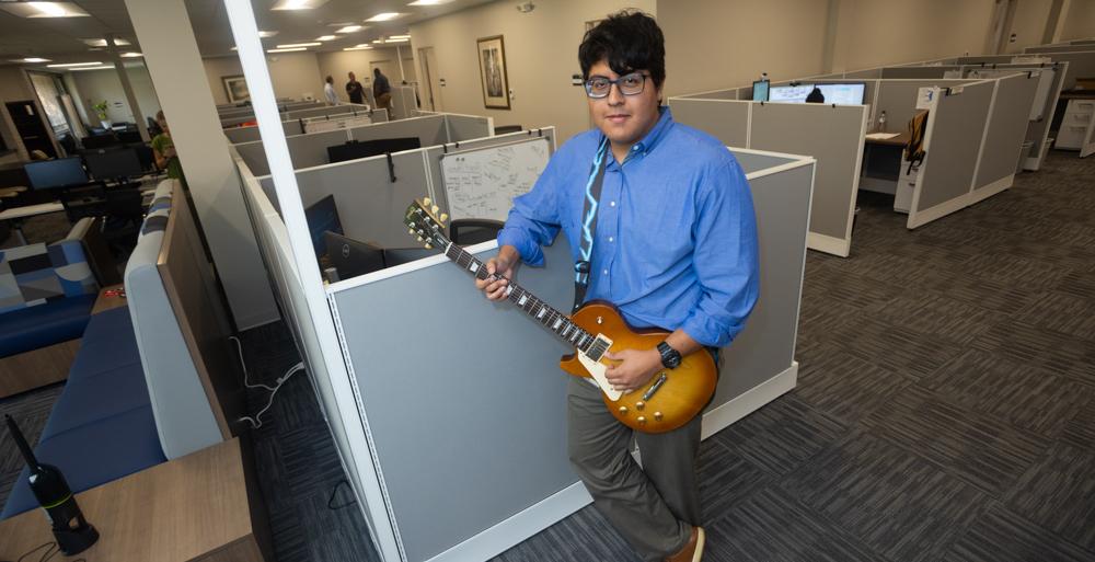 迭戈·萨拉斯·波尔在他的办公室里拿着吉他.